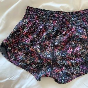 Lululemon hotty hot high rise 2.5” shorts